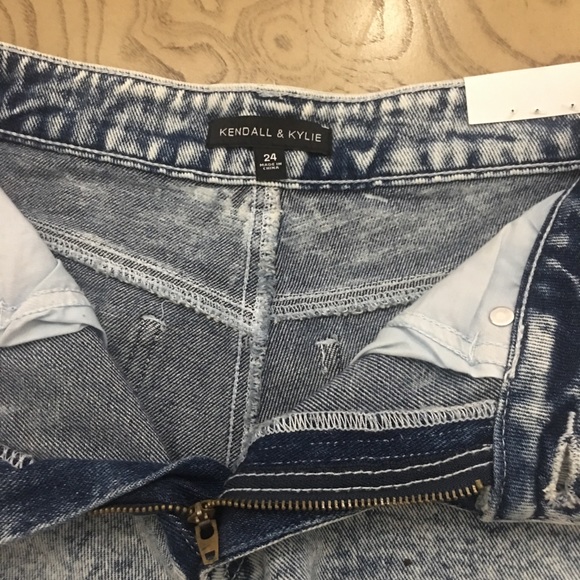 Kendall & Kyle distressed denim short - Picture 4 of 8